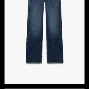 Mörkblå bootcut jeans med låg midja - Säljer ett par mörkblå jeans med bootcut-modell och låg midja. Jeansen har klassisk femficksdesign och är tillverkade i ett robust denimtyg. Perfekta för dig som gillar en avslappnad och trendig look.