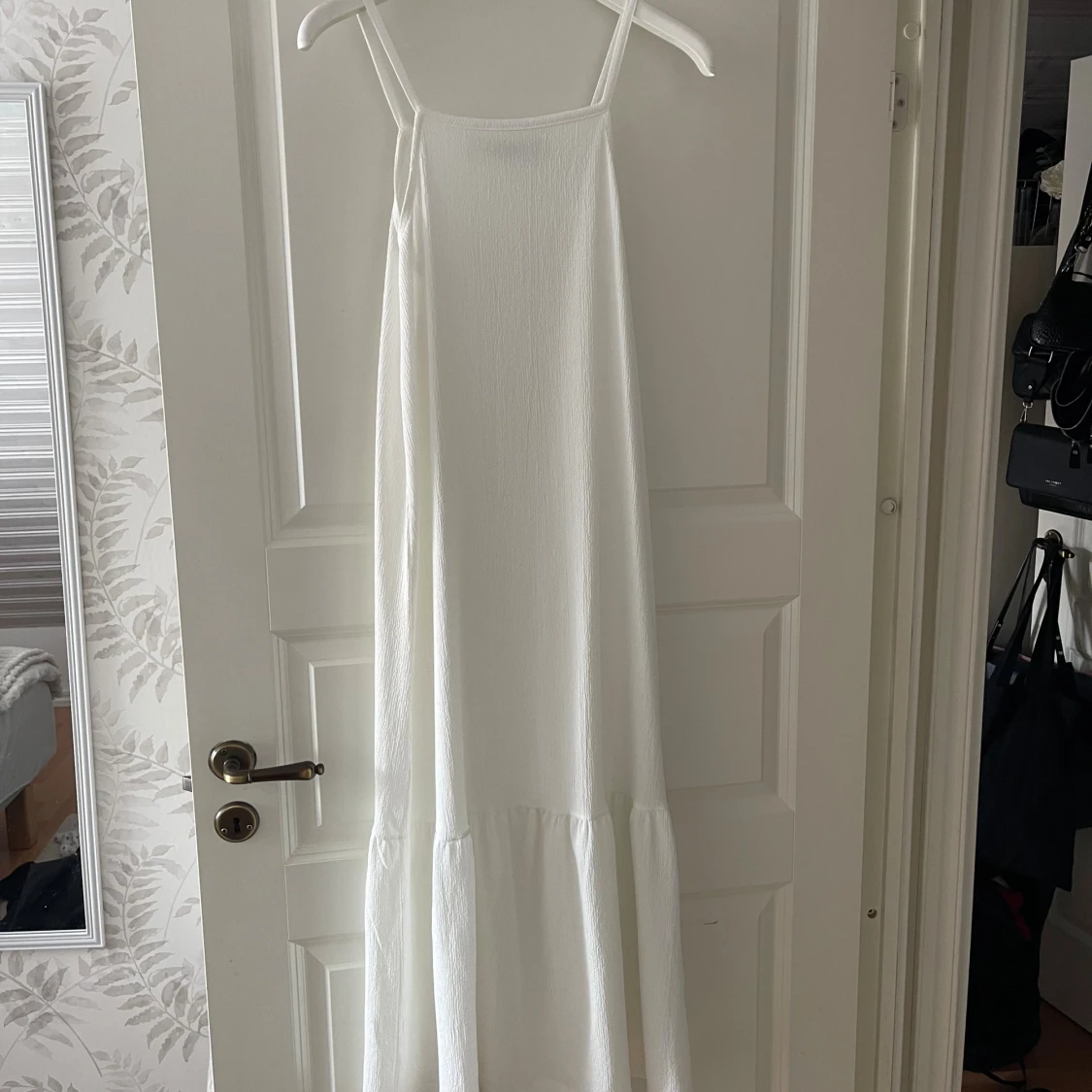 Vit långklänning med smala axelband