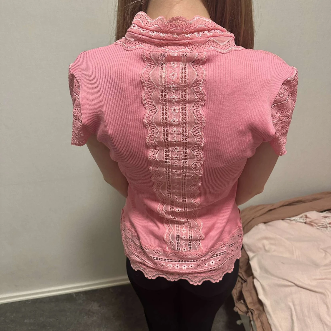 Rosa spetsblus med knappar