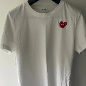 Cdg T-shirt - Säljer min cdg t-shirt som är använd fåtal gånger, säljer då den är lite för stor för mig. Storlek L