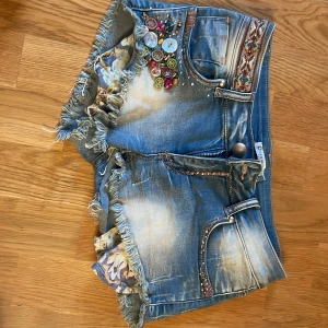 Lågmidjade jeans shorts med detaljer - Suuper coola jeans short med coola detaljer. Shortsen är lågmidjade och knappt använda. Storlek xs/s 💕