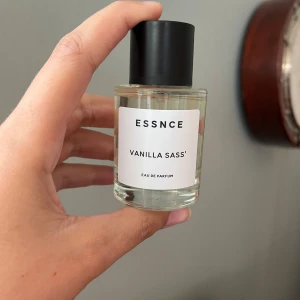 Essnce Vanilla sass' - Säljer Vanilla sass' från essnce, endast testad några sprut men den föll mig ej i smaken. Inspirerad av Burberry Goddess