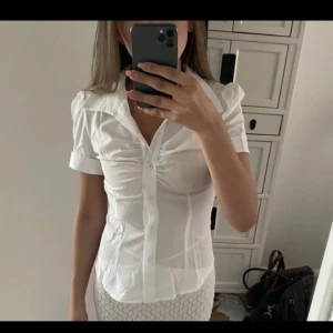 Vit skott blus  - Vit skjorta kortärmad i ny skicka storlek s. Inga defekter super fin och passar både i skolan och på helgen. 