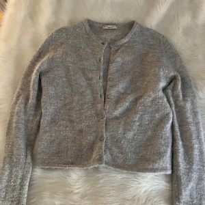 Stickad kofta - Jättefin stickad grå kofta från Gina Tricot i storlek xs. Lite nopprig men inget man tänker på.