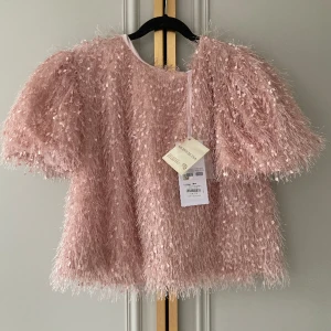 Perfekta fest toppen - Exklusiv blus perfekt till fest🩷 aldrig använd med alla lappar kvar. Märke monnalisa storlek 14 år, nypris 1500. Den är lite mer rosa i verkligheten, jag har vanligtvis xs/s 