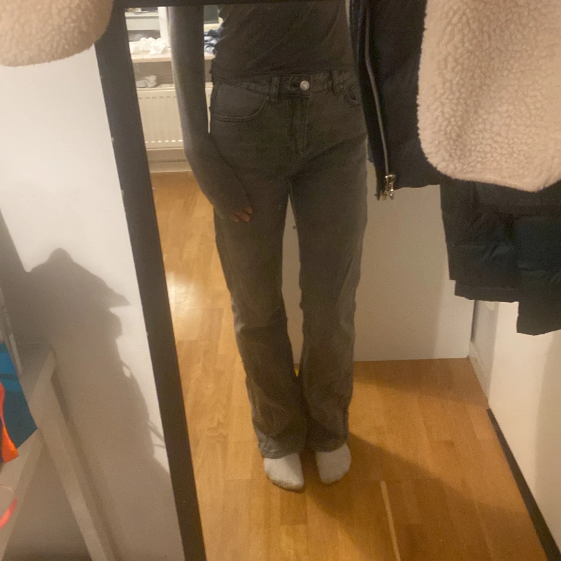 Grå bootcut jeans från gina tricot