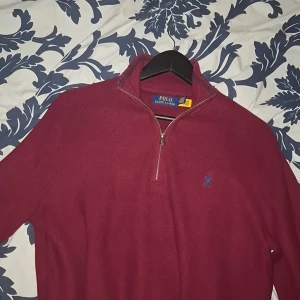 half zip från Polo Ralph Lauren - Säljer en vinröd Polo Ralph Lauren half zipl (använd tvåtal gngr) Storlek m men sitter som s Ny pris 2500kr 
