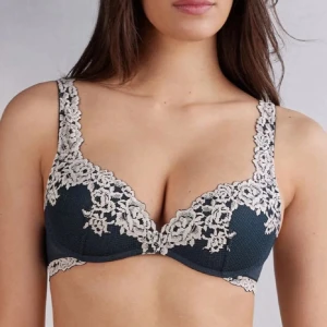 Intimissimi push up bh - Fin marinblå Intimissimi bh med push up. Köptes förra året men använd väldigt få gånger då den inte riktigt passade! Helt nyskick, superfin! 💕💕 Storlek 70B