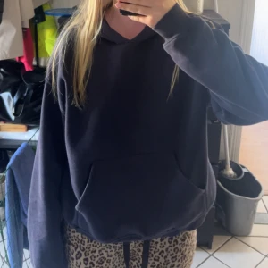 Gina hoodie - Marinblå hoodie i stl S från gina tricot, lite använd men inga tecken alls, nypris 360💕