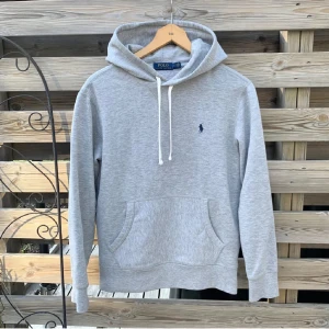 Ralph Lauren Grå Hoodie  - Säljer denna feta Hoodie från Ralph Lauren. Storlek S, passar som en mindre S eller XS, passar ungefär upp till 173. Fint skick, inte mycket använd. Härlig och skön Hoodie perfekt till vintern! Hör av er vid funderingar🙌