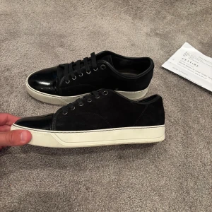 Lanvin Captoe  - Hej! Säljer nu dessa väldigt populära och eftertraktade lanvin skorna! Storlek UK 6 vilket motsvarar 40 i EU storlek! Skick 8/10, kvitto finns!  Ny pris= 5000 kr Säljs för= 2399 kr