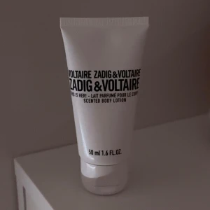 Zadig & Voltaire This Is Her Body Lotion! - Body lotion by Zadig & Voltaire this is her! Finns 80% kräm kvar att användas🤍 luktar krämig och clean girl vibes passar perfekt i vardagen. Fått många komplimanger från doften i skolan 🤍 