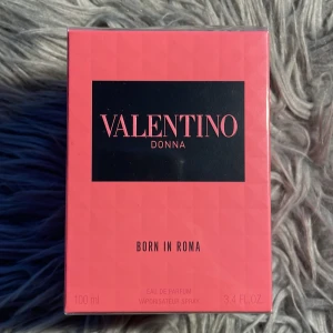 Valentino Donna Born In Roma 100ml - Valentino Donna Born In Roma Eau de Parfum, 100 ml. Tillverkad i Frankrike. Ingredienser: alkohol, parfym, vatten, benzyl salicylate, limonene, linalool, citronellol, geraniol, citral, m.m. Snygg och trendig doft för dig som vill sticka ut.