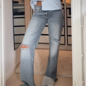 Zara jenas - Helt oanvända med prislapp kvar!! Trendiga och slutsålda🩷Lågmidjade!!!