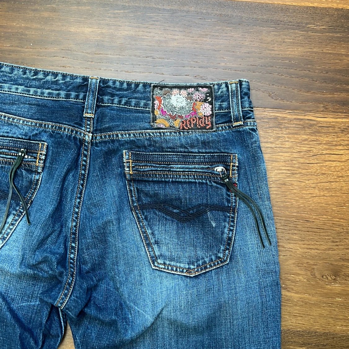 Blå Replay jeans med broderad patch - 3