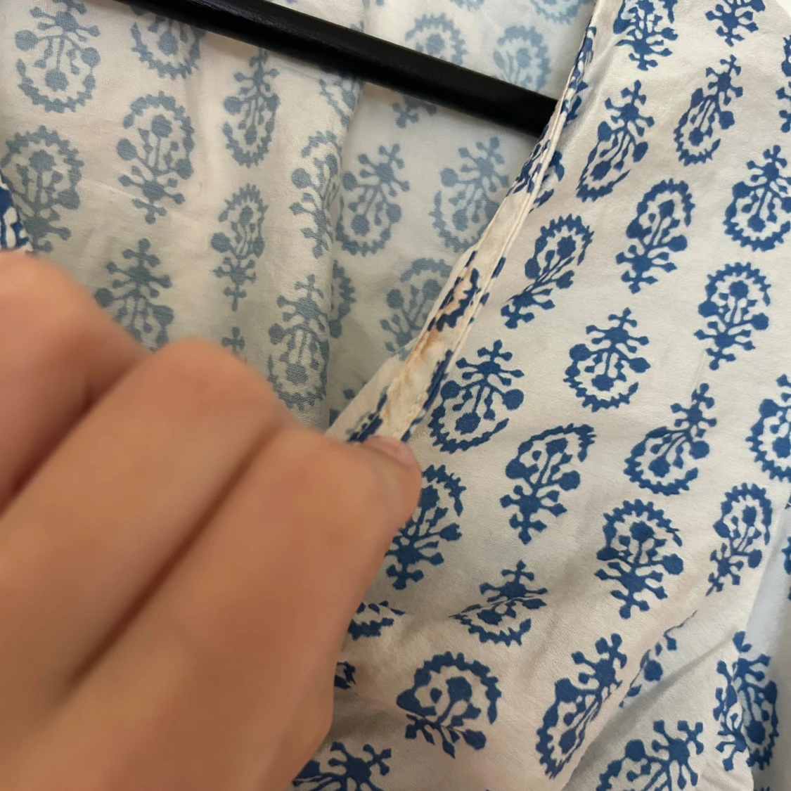 Vit och blå blommig blus med puffärm - 2