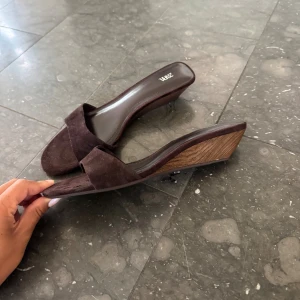 Klackskor - Säljer dessa såå snygga och balla klackarna från Zara! 🤍 brun mocka. Aldrig använda, saknar bara prislappen! Nypris 500 kr.