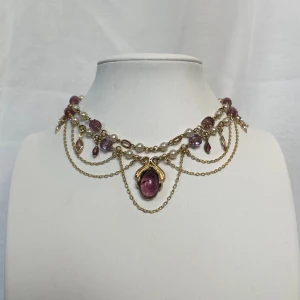 Handgjort halsband  - Ett halsband med lila och vita pärlor, guldiga kedjor och guldiga detaljer <3
