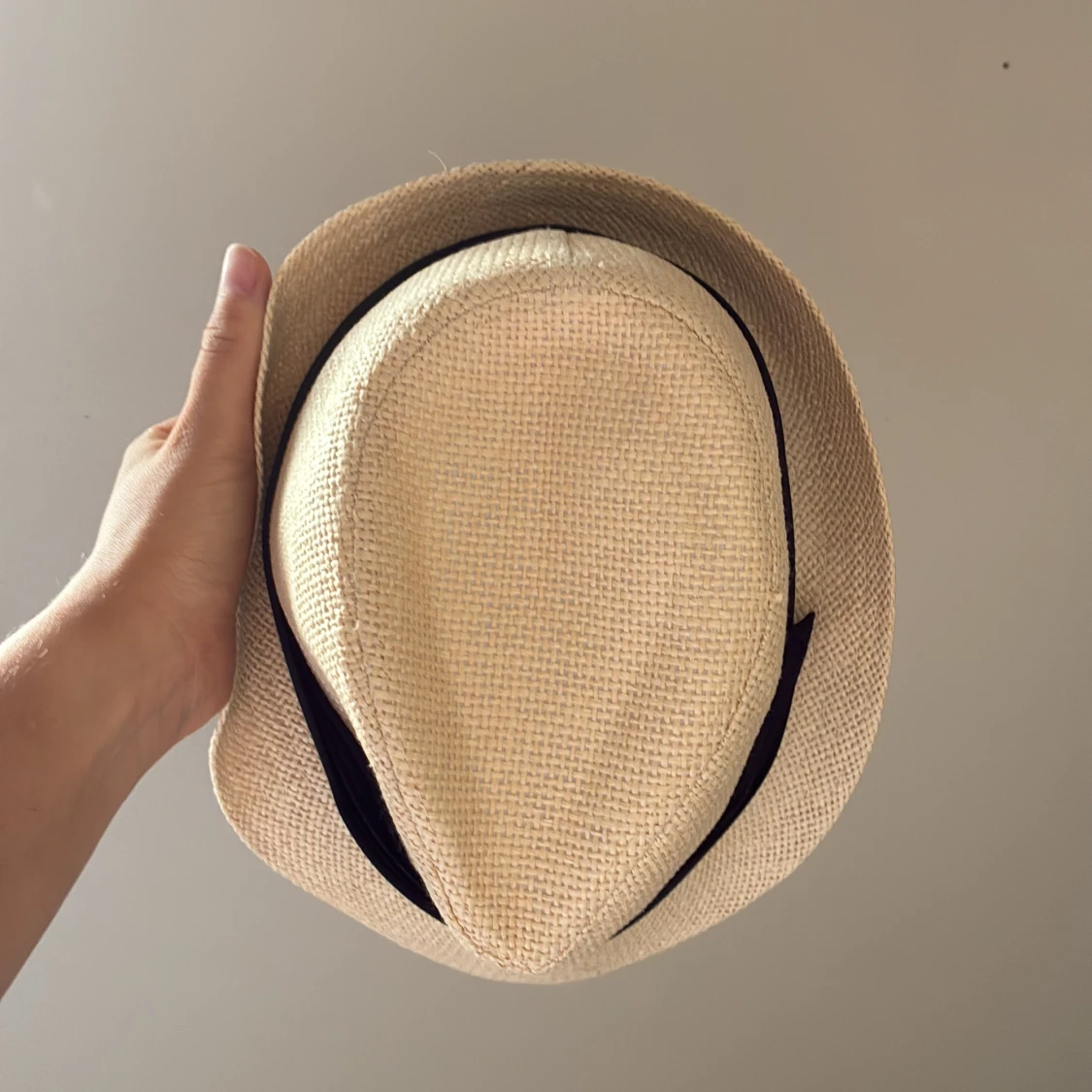 Beige stråhatt med svart band från New Yorker - 2