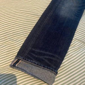 Selvedge Jeans All Saints - Säljer nu mina selvedge jeans från all saints som är iprincip helt nya - inga deffekter. Storlek 32/34. Mycket fina jeans med en regular/slim pass form. Hör av dig vid minsta fundering!