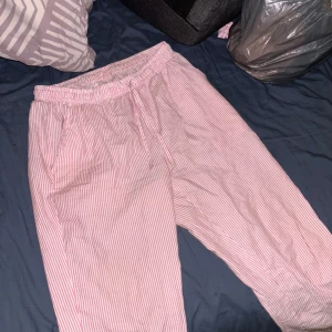 Pyjamasbyxor  - Pyjamasbyxor i linne material, liten fläck på benet som går bort med vanish i tvätten, jag har bara glömt av att göra de. Dom är ifrån Lager 157, rosa randiga. Priset går att diskutera!