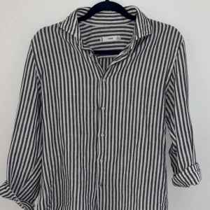 Randig linneskjorta från Mango - Snygg randig linneskjorta från Mango i blått och vitt. Storlek S i bra skick.