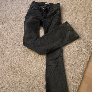Svarta bootcut jeans från Gina tricot - Snygga svarta jeans från Gina tricot i storlek 32. De är använda ganska många gånger men fortfarande väldigt fint skick. Jag vet tyvärr inte ordinarie pris men jeansen kommer kosta 100 kr. 