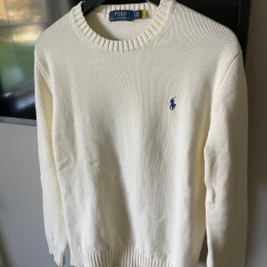 Ralph lauren tröja - Säljer en stickad Ralph lauren tröja i storlek S i en beige färg. Tröjan är aldrig använd och i ett nyskick! Skriv vid frågor!