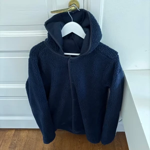 Mörkblå Fleecejacka från Helly Hansen (L) - Mycket fint skick! Storlek: L 