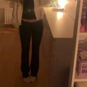  bootcut jeans från LTB - Snygga mörkblå jeans från LTB med bootcut-modell och låg midja. Jeansen har klassisk femficksdesign, knapp och dragkedja framtill. Perfekta för dig som gillar en stilren look med lite utsvängda ben. Materialet är mjukt och stretchigt jeans. W25 L32