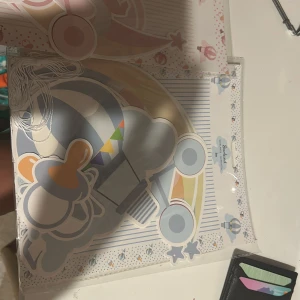 Baby Garland - Färgglad girlang med söta motiv av napp, barnvagn och luftballong. Perfekt för att dekorera barnrummet eller till babyshower! Passar dig som gillar pyssel och vill skapa en mysig och lekfull stämning.