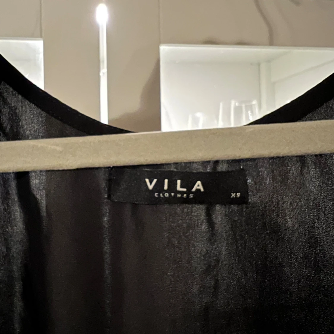 Svart linnetopp med spets från Vila - 2