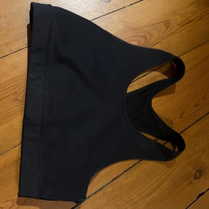 Supernajs sport BH - Säljer denna supernajs Sport BH:n!! Den är i nyskick då jag växte ur den väldigt fort. Skriv gärna om du har frågor, passar S/XS 🌸💕