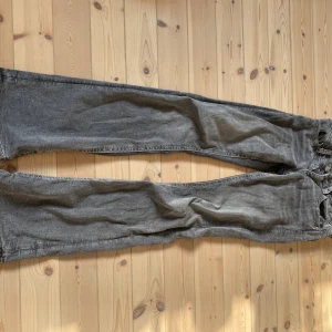 Grå jeans med broderad ficka Gina Tricot - Snygga grå jeans från Gina Tricot i storlek 164. Jeansen har raka ben och coola broderade detaljer runt bakfickorna. Klassisk femficksmodell i mjukt jeanstyg, perfekt för dig som gillar en avslappnad och trendig look men har dock lossnat en knapp på backfickan men funkar bra ändå 