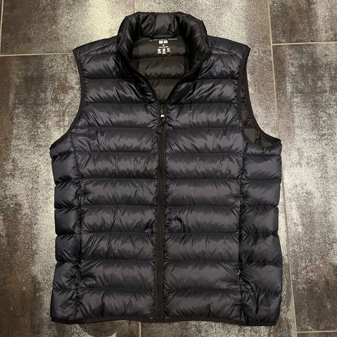 Svart dunväst från Uniqlo