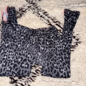 Grå leopard tights - Gråa leopard tights. Jätte bra skick. Storlek: xs