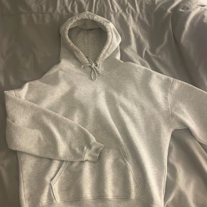 Ljusgrå hoodie med huva  - Säljer en ljusgrå hoodie i storlek L men skulle säga att den mer är som M💞