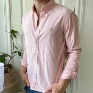 Ralph Lauren skjorta rosa M slim fit  - Ralph Lauren skjorta rosa M slim fit , sitter lite kortare. Modellen är 180,75 kg. Kom med frågor 🫶