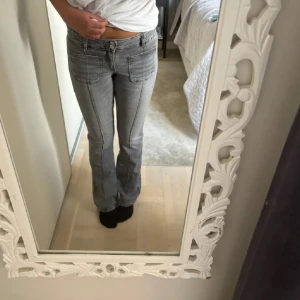 Lågmidhade jeans  - Säljer dessa lågmidjade jeans i storlek S från Gina tricot, knappt använda och som nya säljer för endast 90kr🩷