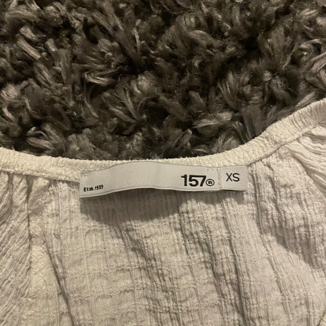 Vit volangblus med knyt från 157 - 2