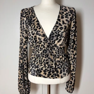 Leopard blus zara - Leopardblus från Zara. Storlek s men passar även xs.  Köp sker via köp nu, jag postar inom 24h.kvar tills markerad såld