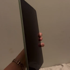 iPad Air - Apple iPad Air i grönt utförande. Surfplattan är lite  böjd på mitten, men fungerar som ny. inga sprickor på framsida eller baksida . Perfekt för dig som söker en prisvärd iPad för enklare användning.64GB, du får med en apple pencil. färgen är lite silver/mintgrön, pris går att diskutera vid snabb affär 