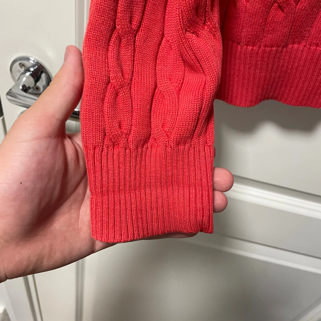 En snygg Röd kabelstickad tröja från GANT - 4