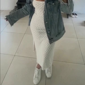 Klänning - Klännig i storlek Xs köpt för 600kr. Slits på sidorna