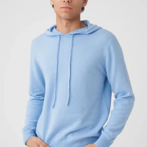 Ljusblå Kashmir-hoodie - Säljer denna riktigt feta 100% Kashmir hoodie. Skick: 10/10 alltså ingen defekter. Nypris: 1650kr Mitt pris: 1099kr. Hör av dig vid fler frågor!🔥