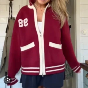 Röd varsity jacka från Edikted - Säljer nu den populära jackan/koftan från efikted. Aldrig använd bara prövad. Kommer inte få användning av den tillräckligt mycket men den är såå snygg!! Storlek xs och var perfekt för mig som är 164 och vill ha den lite stor men inte för mycket. Hör av er om ni undrar något, inte mina bilder. Köpt för 900kr, pris kan diskuteras💞💞