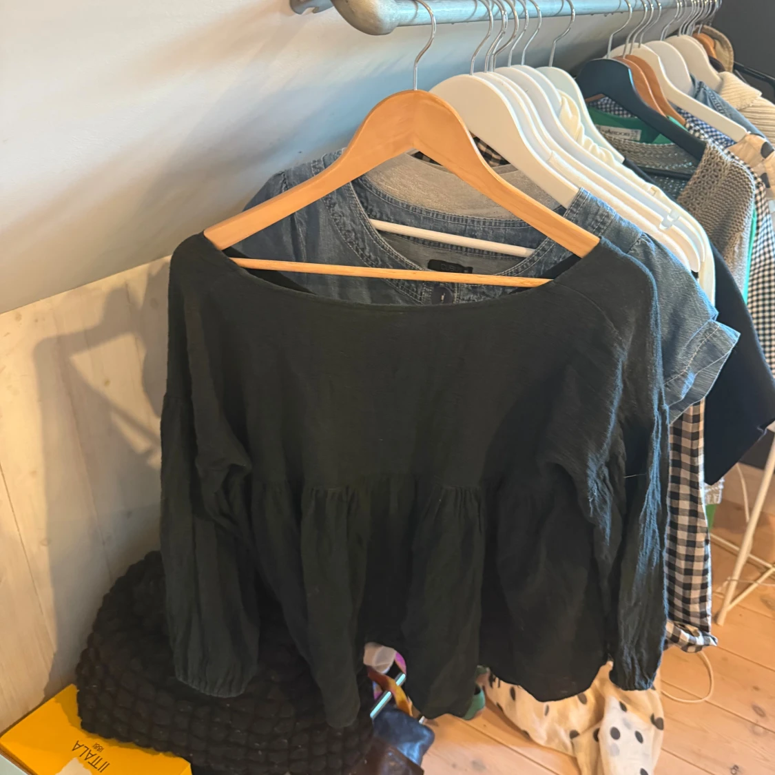 Svart blus med vida ärmar - 1