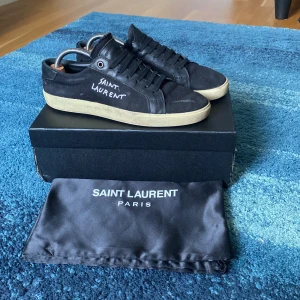 Svarta Saint Laurent sneakers - Tja säljer dessa svarta saint Laurent skor då de inte används längre. De är i använda hyfsat lite men det finns tecken på användning. Inga skambud tack 