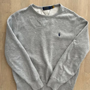 Polo Ralph Lauren sweatshirt - Säljer en grå sweatshirt ifrån Polo Ralph Lauren. | Tröjan är i storlek S och väldigt bra skick! | Passar perfekt kalla vinterdagar till sena sommarkvällar!🍋 | Lite nopprig! | Skicka iväg en signal vid funderingar så svarar jag snabbt! |
