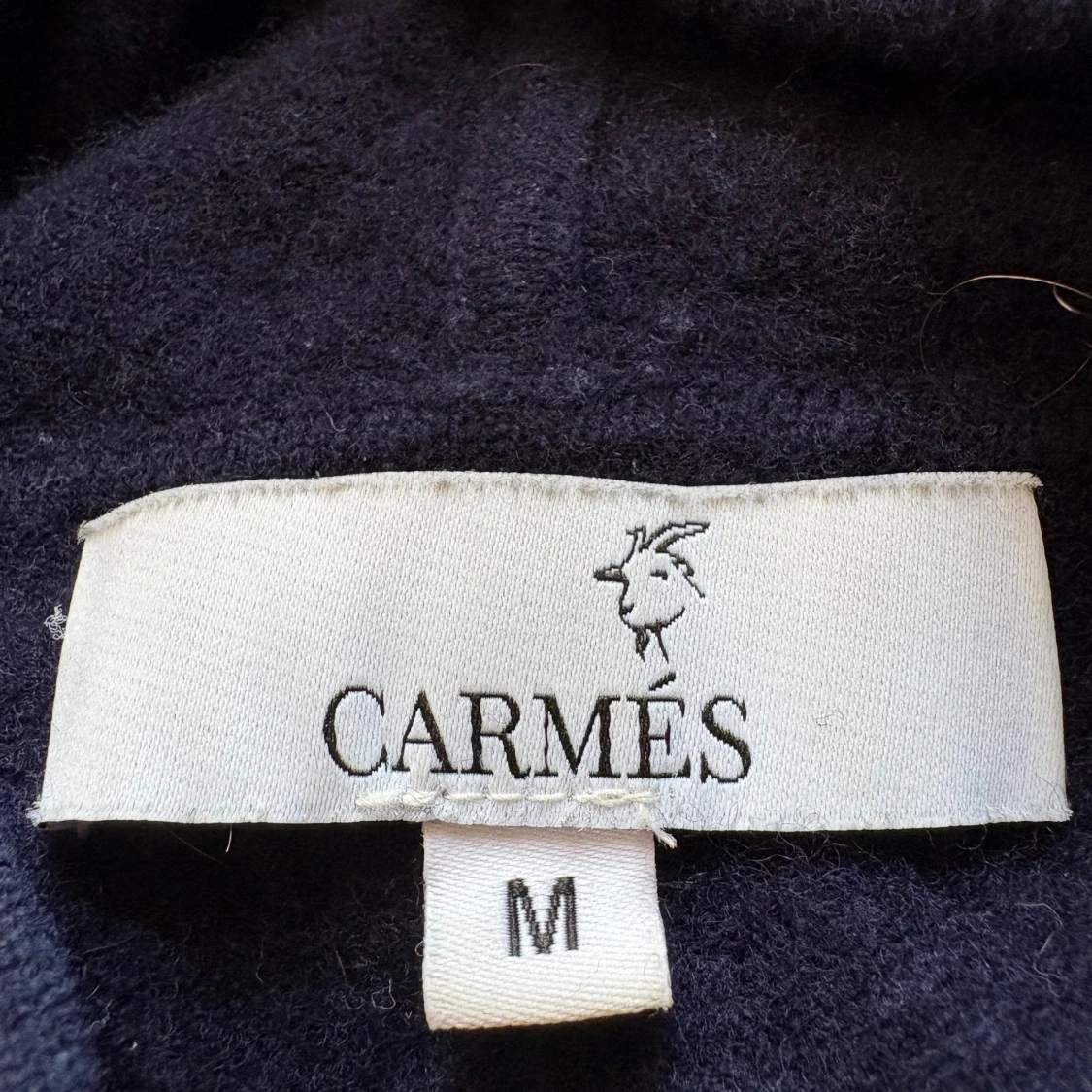 Mörkblå hoodie från Carmés i ull (cashmir) - 1
